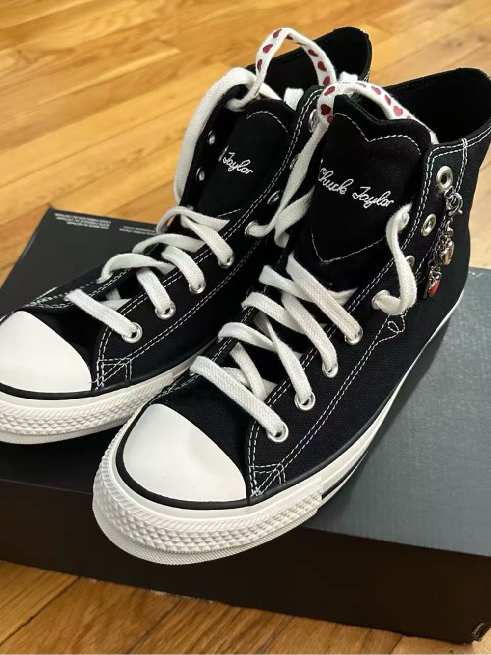 NEW Converse Hi Top Valentine Pendants Women's BLACK WHITE Size 10.5 A19056C